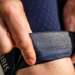 Navy Sprinteur Men's Bib -Sport Vêtements Magasin PelotonDeParis Sprinteur Navy Men CyclingBib Detail3 VeloVeloSingapore